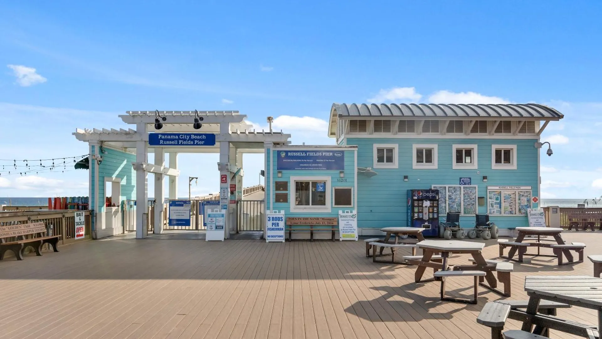 Pineapple Paradise! 6Br 7Ba Beachfront House! Private Pool! Grill! Sleeps 16! Panama City Beach Holiday home