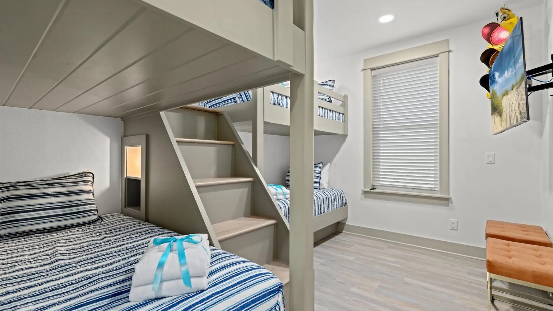 Pineapple Paradise! 6Br 7Ba Beachfront House! Private Pool! Grill! Sleeps 16! Panama City Beach Holiday home